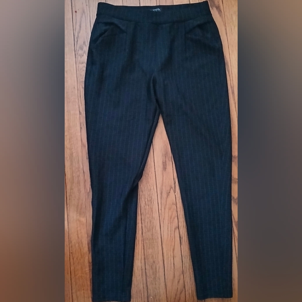 Kay Unger NY - Women's Black, Striped Pull On Skinny Stretch Pants. Size Medium